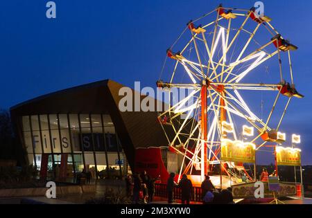 Colchester, Royaume-Uni. 17th décembre 2022. Une grande roue a été éricée et est ouverte pour une semaine à l'extérieur de Firstsite, le musée de l'année du Fonds national d'art en 2021. Crédit : Eastern Views/Alamy Live News Banque D'Images