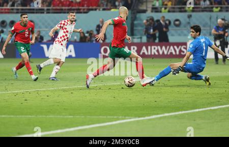 Doha, Qatar. 17th décembre 2022. Yassine Bounou (1st R), gardien de but du Maroc, fait une économie lors du match de troisième place entre la Croatie et le Maroc de la coupe du monde de la FIFA 2022 au stade international de Khalifa à Doha, Qatar, le 17 décembre 2022. Credit: LAN Hongguang/Xinhua/Alay Live News Banque D'Images