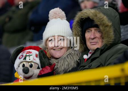 Fans festifs de Middlesbrough lors du match de championnat Sky Bet Burnley vs Middlesbrough à Turf Moor, Burnley, Royaume-Uni, 17th décembre 2022 (photo de Steve Flynn/News Images) Banque D'Images