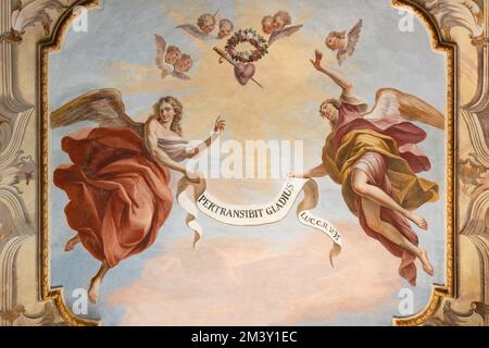 BOLETO, ITALIE - 19 JUILLET 2022 : la fresque des anges avec l'inscription dans l'église Santuario della Madonna del Sasso par Lorenzo Peracino Banque D'Images