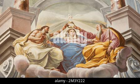 BOLETO, ITALIE - 19 JUILLET 2022 : la fresque du Couronnement de la Vierge Marie dans l'église Santuario della Madonna del Sasso par Lorenzo Peracino Banque D'Images