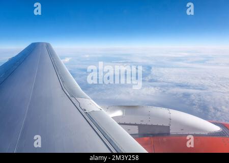Vue depuis la cabine de l'avion par la fenêtre sur l'aile et le moteur pendant le vol Banque D'Images