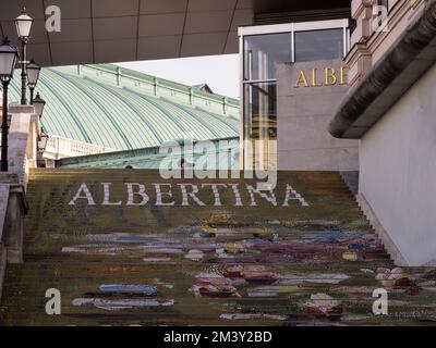 Marches décorées jusqu'à l'entrée de l'Albertina, Albertinaplatz, Vienne, Autriche, Europe Banque D'Images