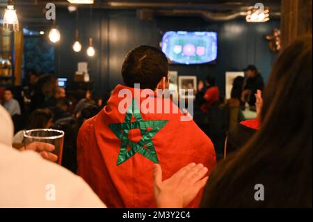 Paris, France. 17th décembre 2022. Illustration des fans marocains de football dans un bar parisien lors de la petite finale de la coupe du monde 2022 au Qatar sur 17 décembre 2022, à Paris, France. Photo de Tomas Stevens/ABACAPRESS.COM crédit: Abaca Press/Alay Live News Banque D'Images