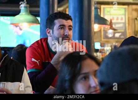 Paris, France. 17th décembre 2022. Illustration des fans marocains de football dans un bar parisien lors de la petite finale de la coupe du monde 2022 au Qatar sur 17 décembre 2022, à Paris, France. Photo de Tomas Stevens/ABACAPRESS.COM crédit: Abaca Press/Alay Live News Banque D'Images
