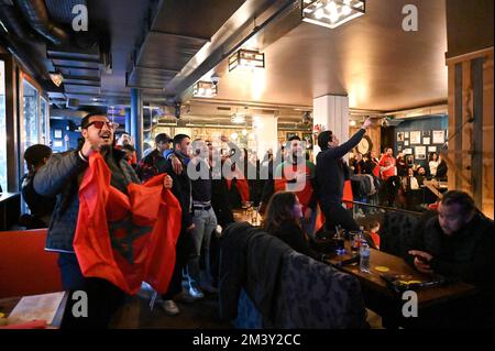 Paris, France. 17th décembre 2022. Illustration des fans marocains de football dans un bar parisien lors de la petite finale de la coupe du monde 2022 au Qatar sur 17 décembre 2022, à Paris, France. Photo de Tomas Stevens/ABACAPRESS.COM crédit: Abaca Press/Alay Live News Banque D'Images