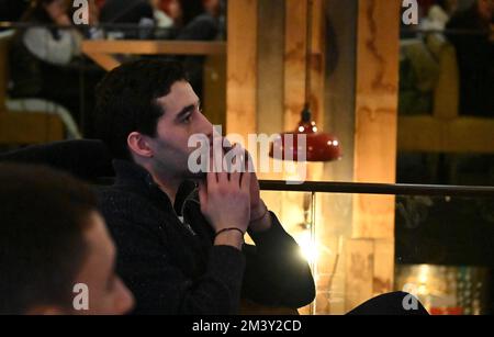Paris, France. 17th décembre 2022. Illustration des fans marocains de football dans un bar parisien lors de la petite finale de la coupe du monde 2022 au Qatar sur 17 décembre 2022, à Paris, France. Photo de Tomas Stevens/ABACAPRESS.COM crédit: Abaca Press/Alay Live News Banque D'Images