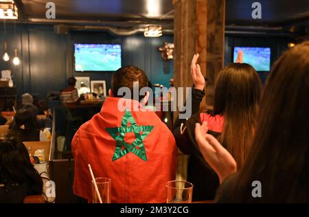 Paris, France. 17th décembre 2022. Illustration des fans marocains de football dans un bar parisien lors de la petite finale de la coupe du monde 2022 au Qatar sur 17 décembre 2022, à Paris, France. Photo de Tomas Stevens/ABACAPRESS.COM crédit: Abaca Press/Alay Live News Banque D'Images