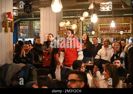 Paris, France. 17th décembre 2022. Illustration des fans marocains de football dans un bar parisien lors de la petite finale de la coupe du monde 2022 au Qatar sur 17 décembre 2022, à Paris, France. Photo de Tomas Stevens/ABACAPRESS.COM crédit: Abaca Press/Alay Live News Banque D'Images