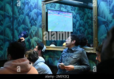 Paris, France. 17th décembre 2022. Illustration des fans marocains de football dans un bar parisien lors de la petite finale de la coupe du monde 2022 au Qatar sur 17 décembre 2022, à Paris, France. Photo de Tomas Stevens/ABACAPRESS.COM crédit: Abaca Press/Alay Live News Banque D'Images