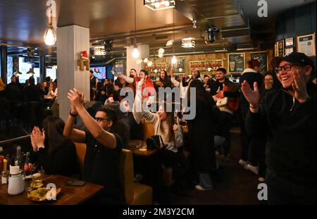 Paris, France. 17th décembre 2022. Illustration des fans marocains de football dans un bar parisien lors de la petite finale de la coupe du monde 2022 au Qatar sur 17 décembre 2022, à Paris, France. Photo de Tomas Stevens/ABACAPRESS.COM crédit: Abaca Press/Alay Live News Banque D'Images