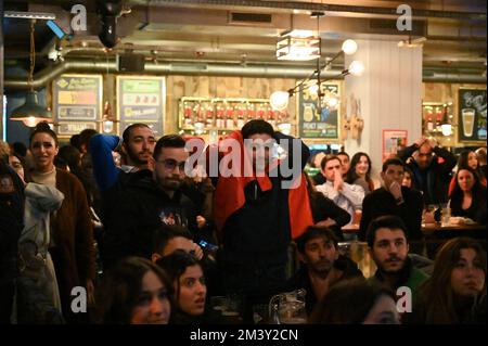 Paris, France. 17th décembre 2022. Illustration des fans marocains de football dans un bar parisien lors de la petite finale de la coupe du monde 2022 au Qatar sur 17 décembre 2022, à Paris, France. Photo de Tomas Stevens/ABACAPRESS.COM crédit: Abaca Press/Alay Live News Banque D'Images