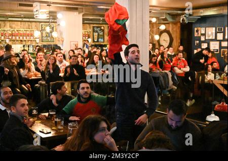Paris, France. 17th décembre 2022. Illustration des fans marocains de football dans un bar parisien lors de la petite finale de la coupe du monde 2022 au Qatar sur 17 décembre 2022, à Paris, France. Photo de Tomas Stevens/ABACAPRESS.COM crédit: Abaca Press/Alay Live News Banque D'Images