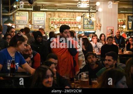 Paris, France. 17th décembre 2022. Illustration des fans marocains de football dans un bar parisien lors de la petite finale de la coupe du monde 2022 au Qatar sur 17 décembre 2022, à Paris, France. Photo de Tomas Stevens/ABACAPRESS.COM crédit: Abaca Press/Alay Live News Banque D'Images
