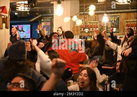 Paris, France. 17th décembre 2022. Illustration des fans marocains de football dans un bar parisien lors de la petite finale de la coupe du monde 2022 au Qatar sur 17 décembre 2022, à Paris, France. Photo de Tomas Stevens/ABACAPRESS.COM crédit: Abaca Press/Alay Live News Banque D'Images