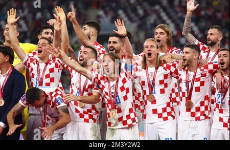 Doha, Qatar. 17th décembre 2022. Luka Modric, de Croatie, mène les célébrations lors du match de la coupe du monde de la FIFA 2022 au stade international de Khalifa, à Doha. Le crédit photo devrait se lire: David Klein/Sportimage crédit: Sportimage/Alay Live News Banque D'Images