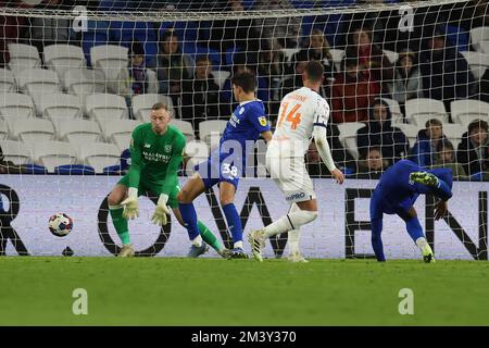 Cardiff, Royaume-Uni. 17th décembre 2022. Gary Madine, de Blackpool (14), marque le but de ses équipes en 1st. Match de championnat EFL Skybet, Cardiff City v Blackpool au Cardiff City Stadium à Cardiff, pays de Galles, le samedi 17th décembre 2022. Cette image ne peut être utilisée qu'à des fins éditoriales. Utilisation éditoriale uniquement, licence requise pour une utilisation commerciale. Aucune utilisation dans les Paris, les jeux ou les publications d'un seul club/ligue/joueur. photo par Andrew Orchard/Andrew Orchard sports photographie/Alamy Live News crédit: Andrew Orchard sports photographie/Alamy Live News Banque D'Images