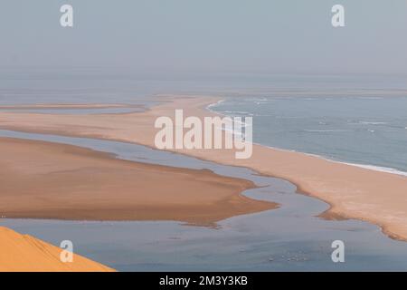 La partie nord du désert du Namib dans le parc national Namib-Naukluft de Namibie. Désert au large de l'océan Atlantique, Walvis Bay. Swakopmu Banque D'Images