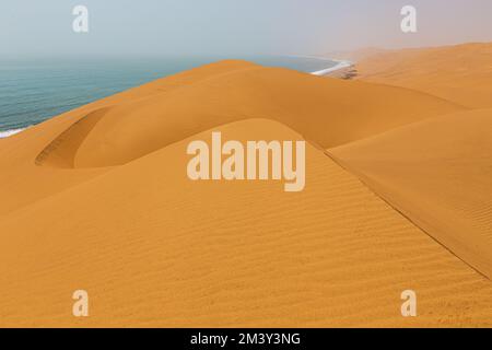 La partie nord du désert du Namib dans le parc national Namib-Naukluft de Namibie. Désert au large de l'océan Atlantique, Walvis Bay. Swakopmu Banque D'Images