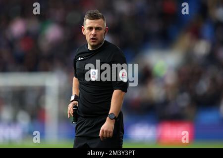 Cardiff, Royaume-Uni. 17th décembre 2022. L'arbitre Josh Smith regarde. Match de championnat EFL Skybet, Cardiff City v Blackpool au Cardiff City Stadium à Cardiff, pays de Galles, le samedi 17th décembre 2022. Cette image ne peut être utilisée qu'à des fins éditoriales. Utilisation éditoriale uniquement, licence requise pour une utilisation commerciale. Aucune utilisation dans les Paris, les jeux ou les publications d'un seul club/ligue/joueur. photo par Andrew Orchard/Andrew Orchard sports photographie/Alamy Live News crédit: Andrew Orchard sports photographie/Alamy Live News Banque D'Images