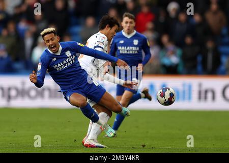 Cardiff, Royaume-Uni. 17th décembre 2022. Callum Robinson, de Cardiff, est fouillé par Kenny Dougall, de Blackpool. Match de championnat EFL Skybet, Cardiff City v Blackpool au Cardiff City Stadium à Cardiff, pays de Galles, le samedi 17th décembre 2022. Cette image ne peut être utilisée qu'à des fins éditoriales. Utilisation éditoriale uniquement, licence requise pour une utilisation commerciale. Aucune utilisation dans les Paris, les jeux ou les publications d'un seul club/ligue/joueur. photo par Andrew Orchard/Andrew Orchard sports photographie/Alamy Live News crédit: Andrew Orchard sports photographie/Alamy Live News Banque D'Images