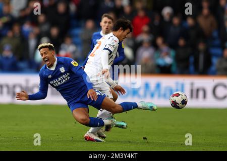 Cardiff, Royaume-Uni. 17th décembre 2022. Callum Robinson, de Cardiff, est fouillé par Kenny Dougall, de Blackpool. Match de championnat EFL Skybet, Cardiff City v Blackpool au Cardiff City Stadium à Cardiff, pays de Galles, le samedi 17th décembre 2022. Cette image ne peut être utilisée qu'à des fins éditoriales. Utilisation éditoriale uniquement, licence requise pour une utilisation commerciale. Aucune utilisation dans les Paris, les jeux ou les publications d'un seul club/ligue/joueur. photo par Andrew Orchard/Andrew Orchard sports photographie/Alamy Live News crédit: Andrew Orchard sports photographie/Alamy Live News Banque D'Images