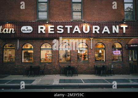 Enseigne d'époque Three Decker Diner, Brooklyn, New York Banque D'Images