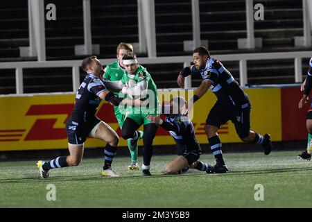 Newcastle, Royaume-Uni. 17th décembre 2022. Mateo Carreras de Newcastle Falcons se déporte de la défense lors du match de la coupe européenne de rugby à XV entre Newcastle Falcons et Cardiff Blues à Kingston Park, Newcastle, le samedi 17th décembre 2022. (Credit: Chris Lishman | MI News) Credit: MI News & Sport /Alay Live News Banque D'Images