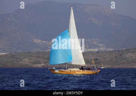 Bodrum, Turquie. 04 décembre 2022 : les voiliers naviguent par temps venteux dans les eaux bleues de la mer Égée, sur les rives de la célèbre destination de vacances Banque D'Images