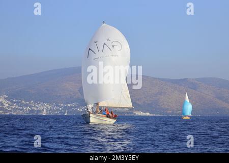 Bodrum, Turquie. 04 décembre 2022 : les voiliers naviguent par temps venteux dans les eaux bleues de la mer Égée, sur les rives de la célèbre destination de vacances Banque D'Images