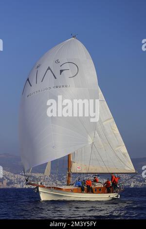 Bodrum, Turquie. 04 décembre 2022 : les voiliers naviguent par temps venteux dans les eaux bleues de la mer Égée, sur les rives de la célèbre destination de vacances Banque D'Images