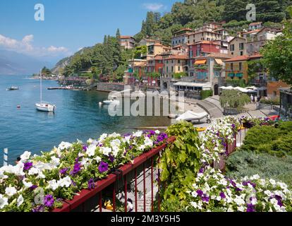 VARENNA, ITALIE - 20 JUILLET 2022 : la plage, la ville et le lac de côme. Banque D'Images