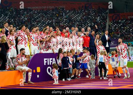Doha, Qatar. 17th décembre 2022. Les joueurs de Croatie qui célèbrent la place 3rd lors du match de la coupe du monde de la FIFA, Qatar 2022, Play-off fort troisième place, entre le Japon et l'Espagne ont joué au stade international de Khalifa le 17 décembre 2022 à Doha, Qatar. (Photo de Bagu Blanco/PRESSIN) crédit: PRESSINPHOTO SPORTS AGENCY/Alay Live News Banque D'Images