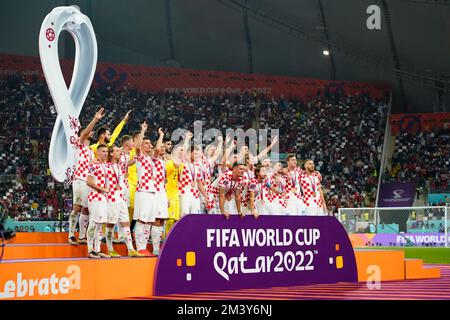 Doha, Qatar. 17th décembre 2022. Les joueurs de Croatie qui célèbrent la place 3rd lors du match de la coupe du monde de la FIFA, Qatar 2022, Play-off fort troisième place, entre le Japon et l'Espagne ont joué au stade international de Khalifa le 17 décembre 2022 à Doha, Qatar. (Photo de Bagu Blanco/PRESSIN) crédit: PRESSINPHOTO SPORTS AGENCY/Alay Live News Banque D'Images
