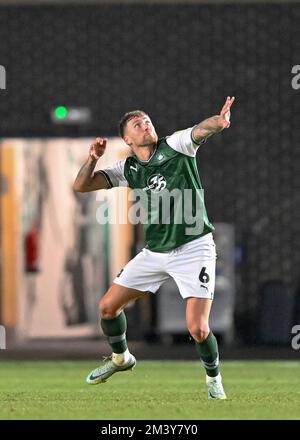 Le défenseur de Plymouth Argyle Dan Scarr (6) pendant le match de la Sky Bet League 1 Plymouth Argyle vs Morecambe at Home Park, Plymouth, Royaume-Uni, 17th décembre 2022 (photo de Stanley Kasala/News Images) Banque D'Images