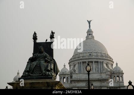 Statue de la Reine Victoria en face du Victoria Memorial, fondée en 1921 Banque D'Images