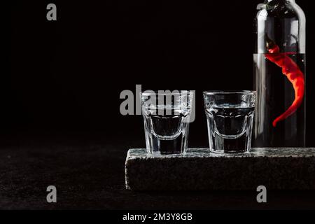 Deux verres de vodka sur fond noir. Banque D'Images