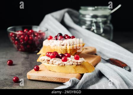 Baguette avec pâté de foie d'oie et canneberges. Banque D'Images