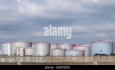 Réservoirs de stockage pour le traitement du combustible de raffinage pour les produits de production de pétrole. Banque D'Images