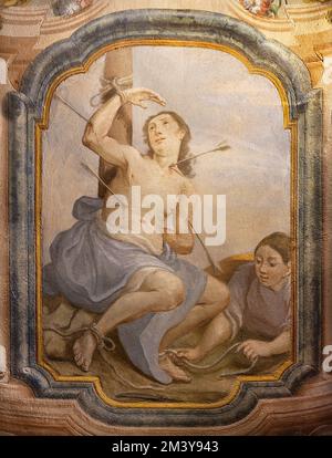 CHIAVENNA, ITALIE - 20 JUILLET 2022 : la fresque de Saint Sebastian dans l'église San Lorenzo par Filippo Fiori e Giovanni Maria Giussani de Côme (1759). Banque D'Images