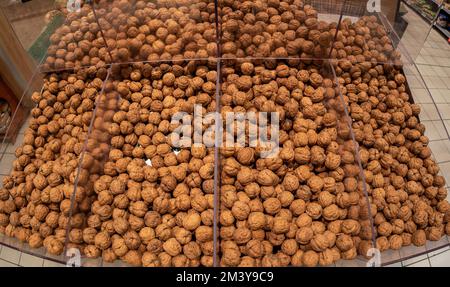 noix en exposition transparente à vendre en magasin Banque D'Images