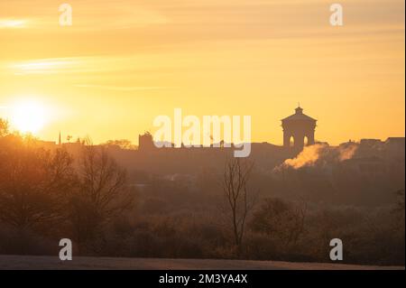 Vue sur la tour d'eau Jumbo de Colchester depuis une distance. Silhouettes des bâtiments au soleil du matin. Lever le soleil sur Colchester, Essex. Banque D'Images