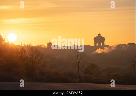 Vue sur la tour d'eau Jumbo de Colchester depuis une distance. Silhouettes des bâtiments au soleil du matin. Lever le soleil sur Colchester, Essex. Banque D'Images