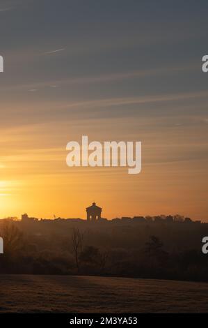 Vue sur la tour d'eau Jumbo de Colchester depuis une distance. Silhouettes des bâtiments au soleil du matin. Lever le soleil sur Colchester, Essex. Banque D'Images