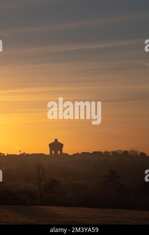 Vue sur la tour d'eau Jumbo de Colchester depuis une distance. Silhouettes des bâtiments au soleil du matin. Lever le soleil sur Colchester, Essex. Banque D'Images