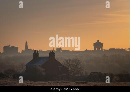 Vue sur la tour d'eau Jumbo de Colchester depuis une distance. Silhouettes des bâtiments au soleil du matin. Lever le soleil sur Colchester, Essex. Banque D'Images