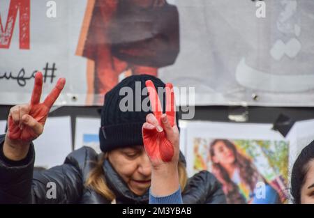 Londres, Royaume-Uni. 17th décembre 2022. Un groupe de femmes a organisé une manifestation et un spectacle à Piccadilly Circus pour protester contre les exécutions signalées de manifestants anti-gouvernementaux en Iran. Les activistes ont attaché des cordes autour de leur cou et ont couvert leurs mains dans du sang factice. Credit: Vuk Valcic/Alamy Live News Banque D'Images