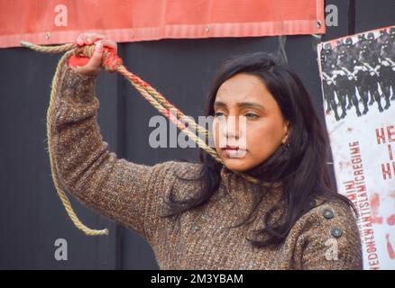 Londres, Royaume-Uni. 17th décembre 2022. Un groupe de femmes a organisé une manifestation et un spectacle à Piccadilly Circus pour protester contre les exécutions signalées de manifestants anti-gouvernementaux en Iran. Les activistes ont attaché des cordes autour de leur cou et ont couvert leurs mains dans du sang factice. Credit: Vuk Valcic/Alamy Live News Banque D'Images