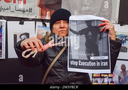 Londres, Royaume-Uni. 17th décembre 2022. Un groupe de femmes a organisé une manifestation et un spectacle à Piccadilly Circus pour protester contre les exécutions signalées de manifestants anti-gouvernementaux en Iran. Les activistes ont attaché des cordes autour de leur cou et ont couvert leurs mains dans du sang factice. Credit: Vuk Valcic/Alamy Live News Banque D'Images