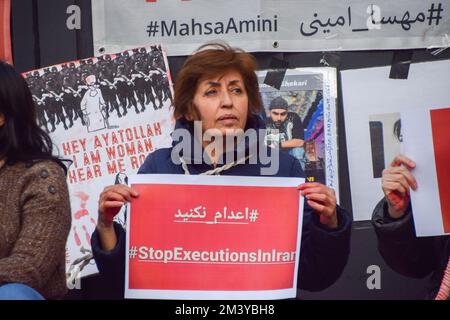 Londres, Royaume-Uni. 17th décembre 2022. Un groupe de femmes a organisé une manifestation et un spectacle à Piccadilly Circus pour protester contre les exécutions signalées de manifestants anti-gouvernementaux en Iran. Les activistes ont attaché des cordes autour de leur cou et ont couvert leurs mains dans du sang factice. Credit: Vuk Valcic/Alamy Live News Banque D'Images